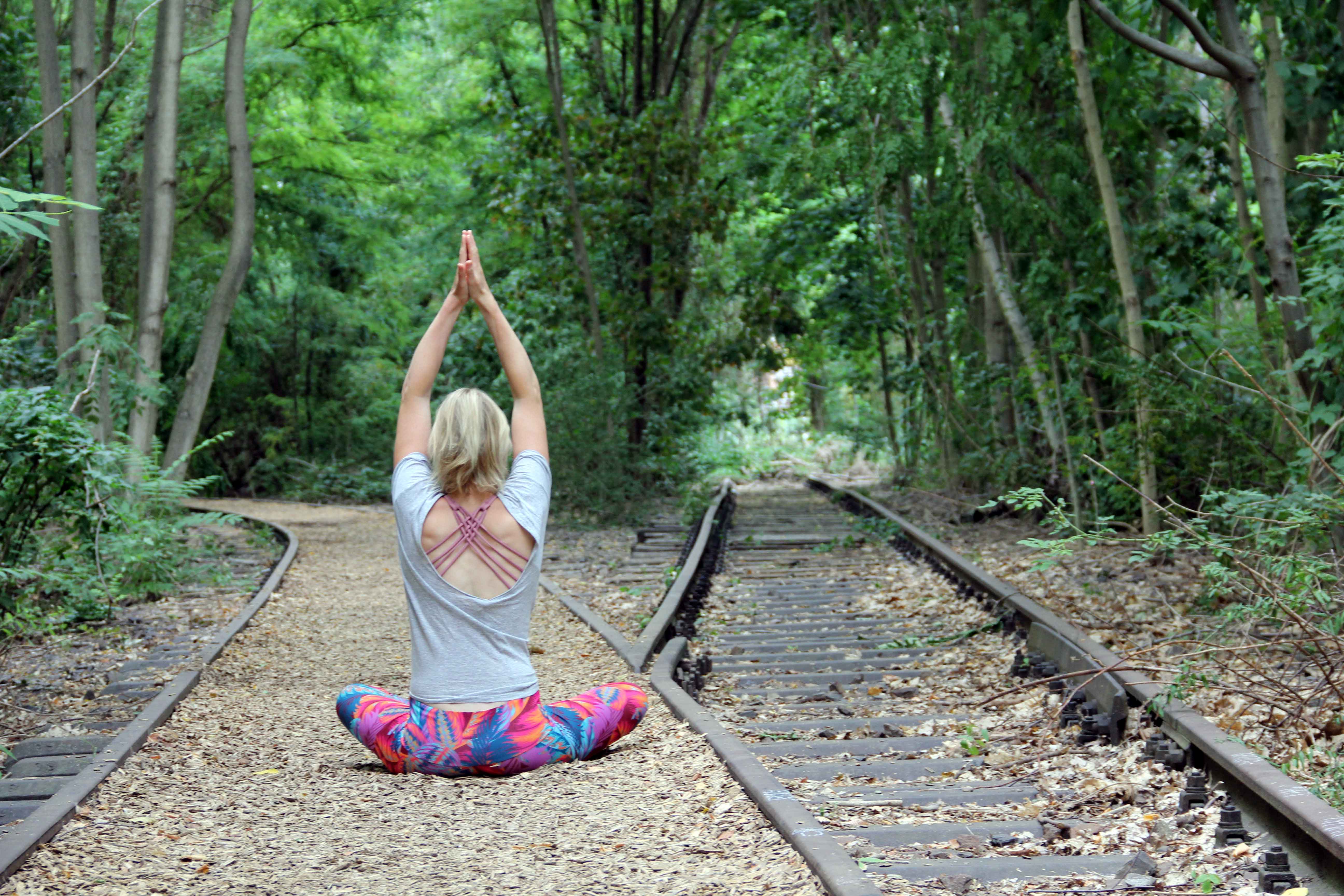 Ulrike Pape von hinten im Yoga-Sitz