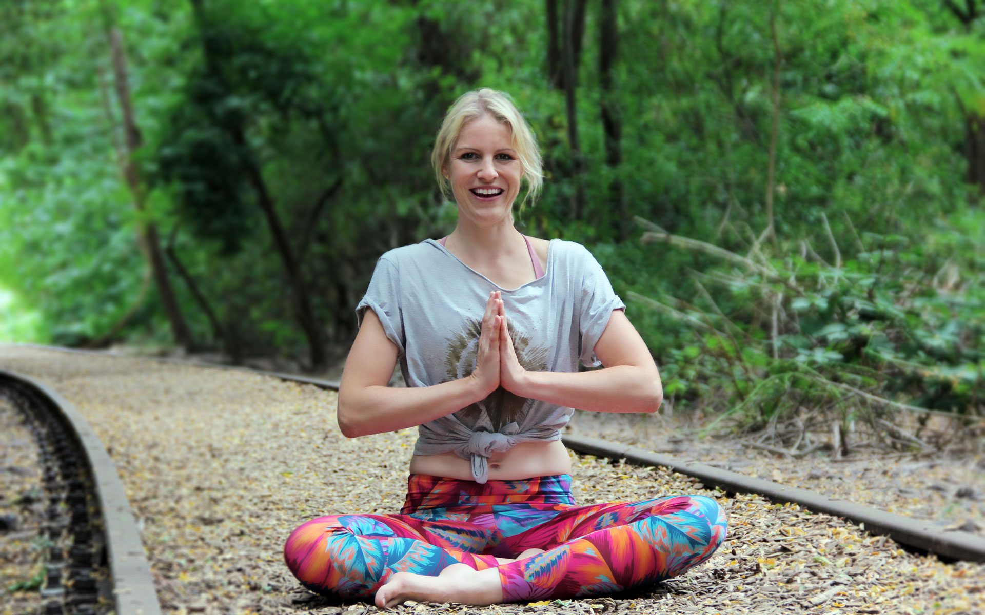Yoga-Lehrerin Ulrike Pape mit den Händen in namaskar mudra