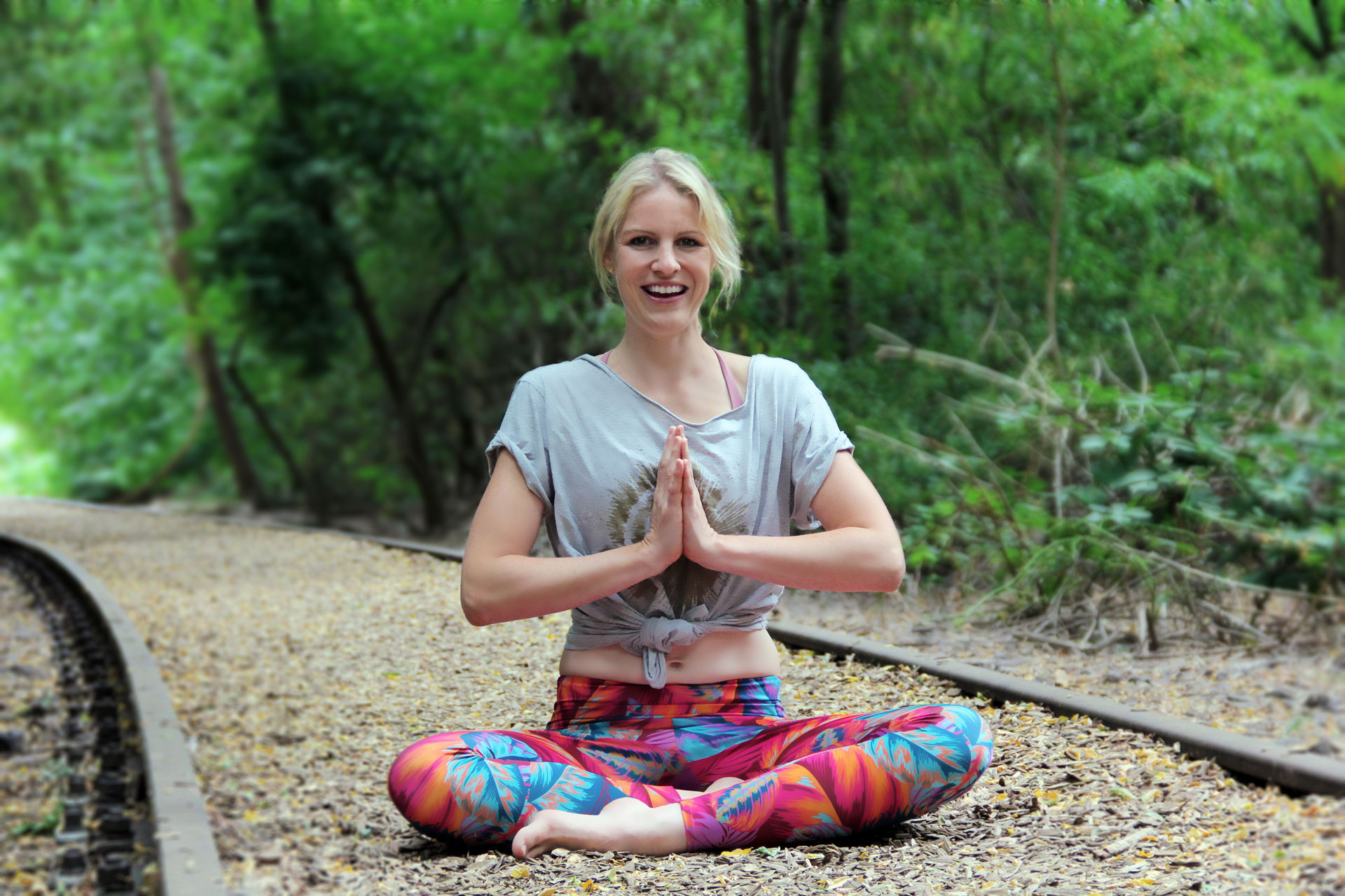 Yoga-Lehrerin Ulrike Pape mit den Händen in namaskar mudra